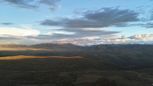 黄昏下的广袤原野风光