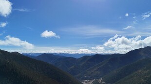 壮丽山谷蓝天美景