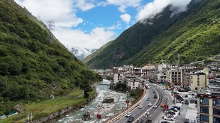 山谷中的城镇与蜿蜒公路