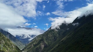 壮丽山谷间的蓝天白云