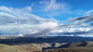 壮丽山川蓝天白云景观