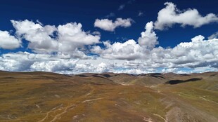 辽阔草原上的蓝天白云