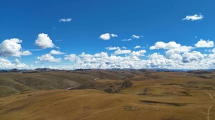 广袤草原上的蓝天白云