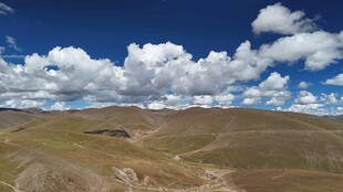 广袤高原蓝天白云美景