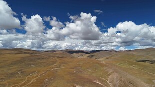 辽阔高原蓝天白云美景