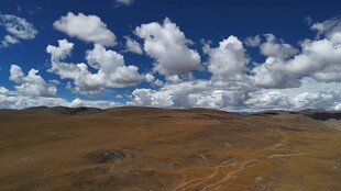 广袤草原上的蓝天白云