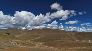 蓝天白云下的广袤荒原