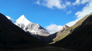 雪山山谷壮丽自然景观
