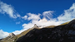蓝天青山间的秀丽景致