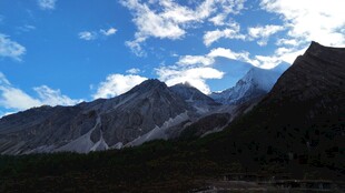 壮丽雪山蓝天白云美景