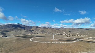 广袤荒原中的环形建筑