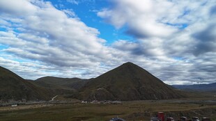 壮丽山景与蓝天白云