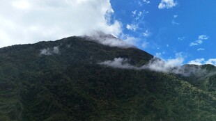 青山蓝天间的云雾美景