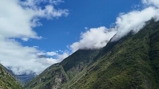 山间美景蓝天白云覆青山