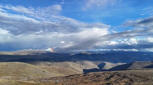 壮丽山景与蓝天云海