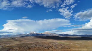 辽阔草原上的蓝天白云