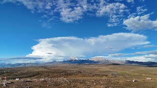辽阔蓝天与蓬松云朵景观