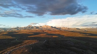 壮丽雪山下的开阔风景