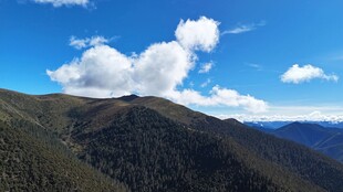 壮丽山景与蓝天白云