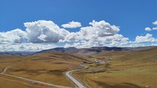 草原公路与蓝天白云美景