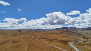 广袤荒原上的蜿蜒公路