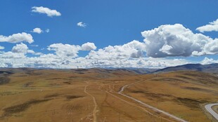 广袤草原上的蓝天白云