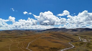 广袤草原上的蓝天白云之路