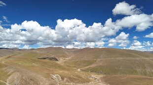 辽阔高原蓝天白云美景