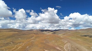 广袤高原上的蓝天白云