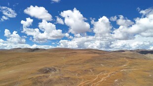 广袤荒原上的蓝天白云