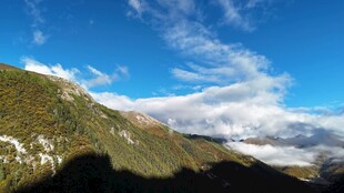 壮丽山景与蓝天白云