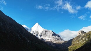 巍峨雪山壮丽山景