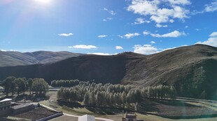 山间美景阳光照耀的宁静之地