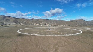 环形建筑坐落于开阔荒原