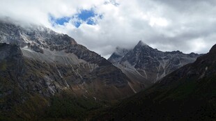 壮丽巍峨的高山景观
