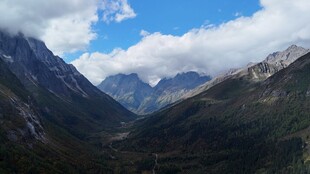 壮丽山景蓝天白云下的巍峨