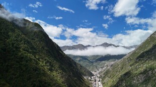 山谷美景蓝天白云青山