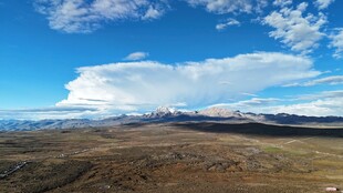 辽阔草原上的蓝天白云