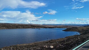 湖畔风光蓝天碧水美景