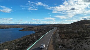 公路沿湖延伸风景如画