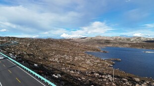 公路旁的开阔水域风景