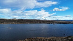 宁静湖畔蓝天景