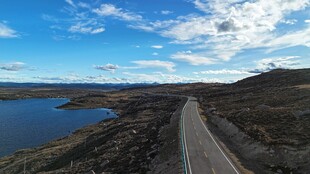 公路沿湖延伸的美丽风光