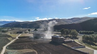 乡村田野的袅袅升腾炊烟