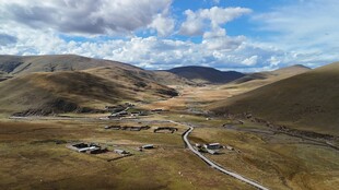 高原山谷中的村落景观