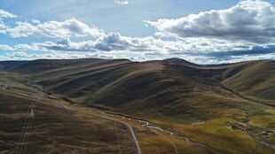 壮丽山峦与蓝天白云景观