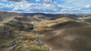 广袤山丘间的村落风光