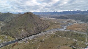 山间河谷风光俯瞰