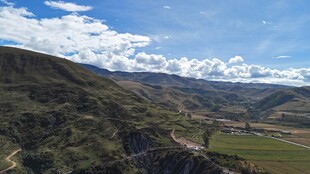 山间美景蓝天白云绿野