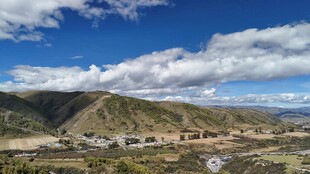 山间美景蓝天白云覆绿野